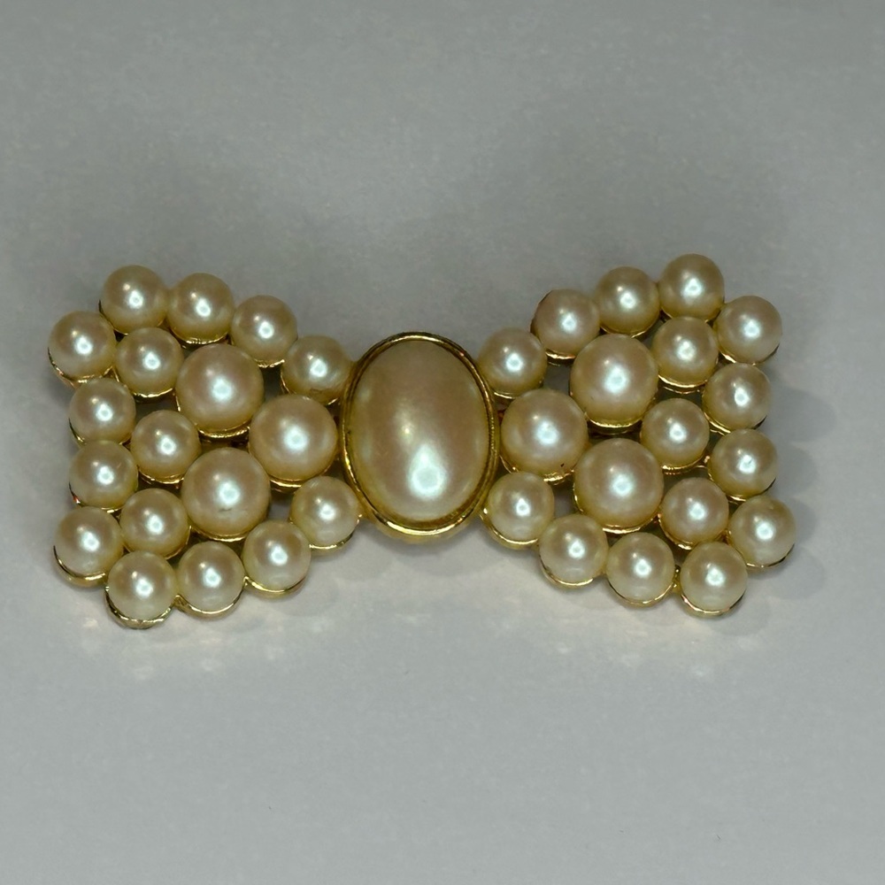 Cream and Gold Pearl Bow Brooch